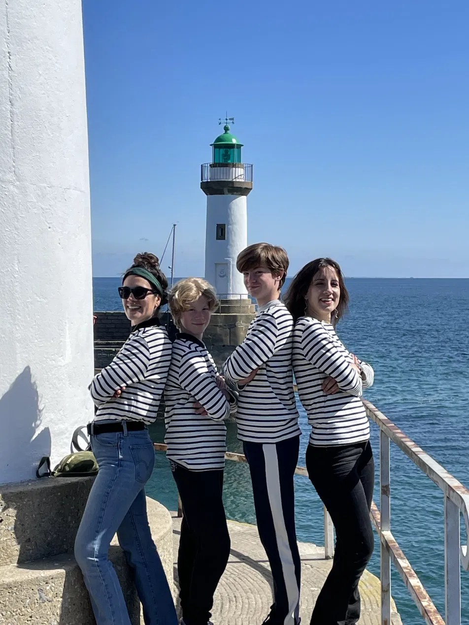 Emmeline et Manon avec leurs cousins
