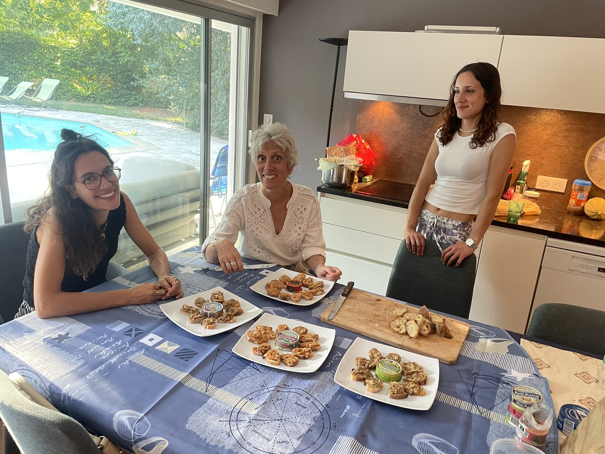 Convives du jeudi autour de la table