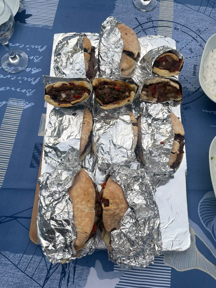 Arayes enroulés dans le papier aluminium avant cuisson