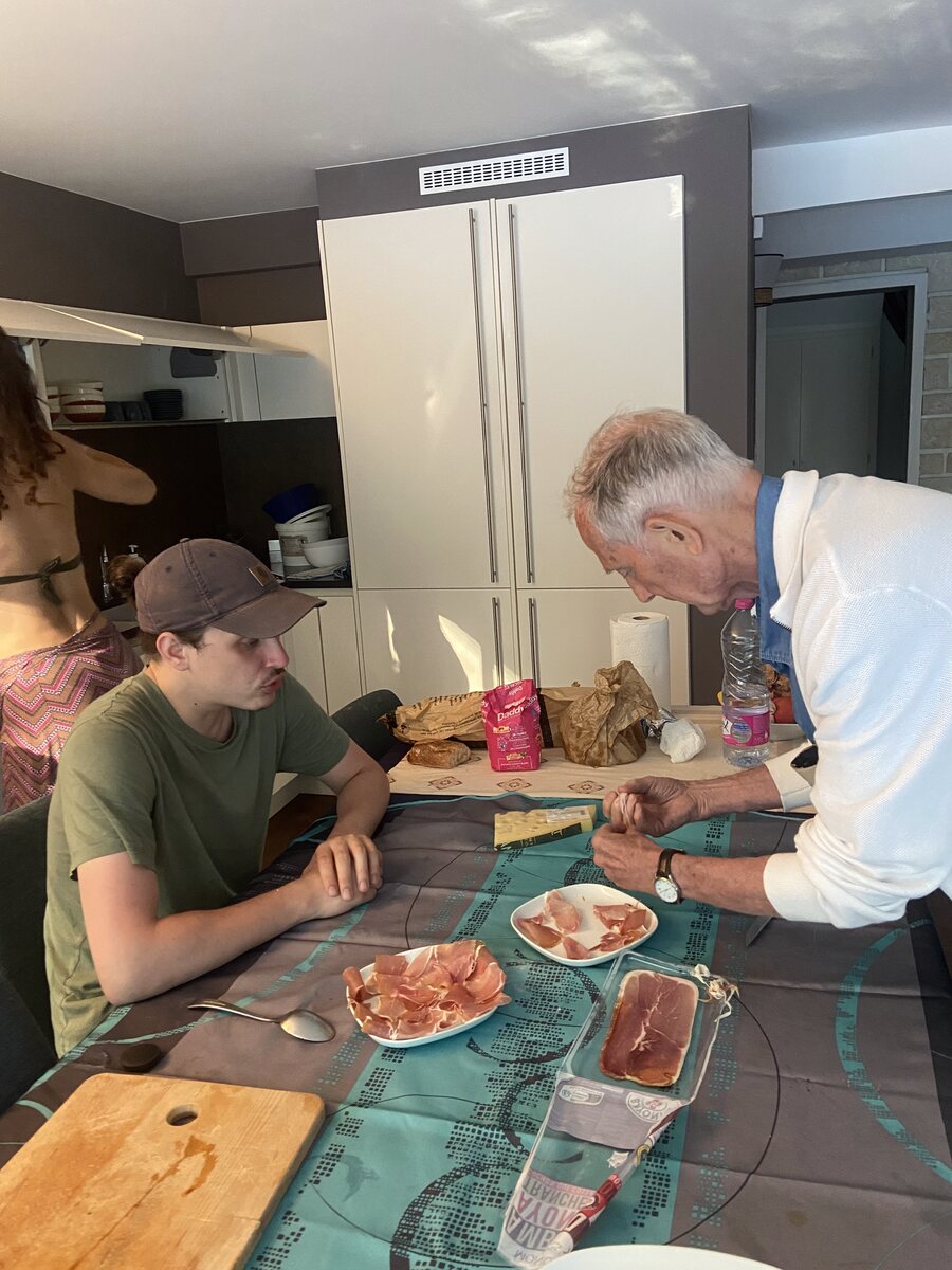 Découpe de la charcuterie pour l'apéro
