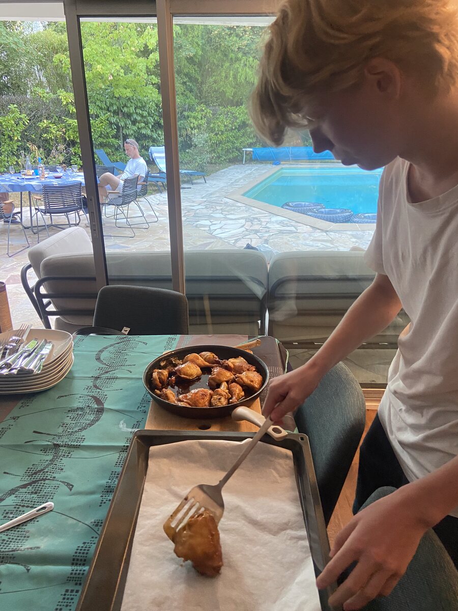 Poulet caramélisé sorti de la poêle