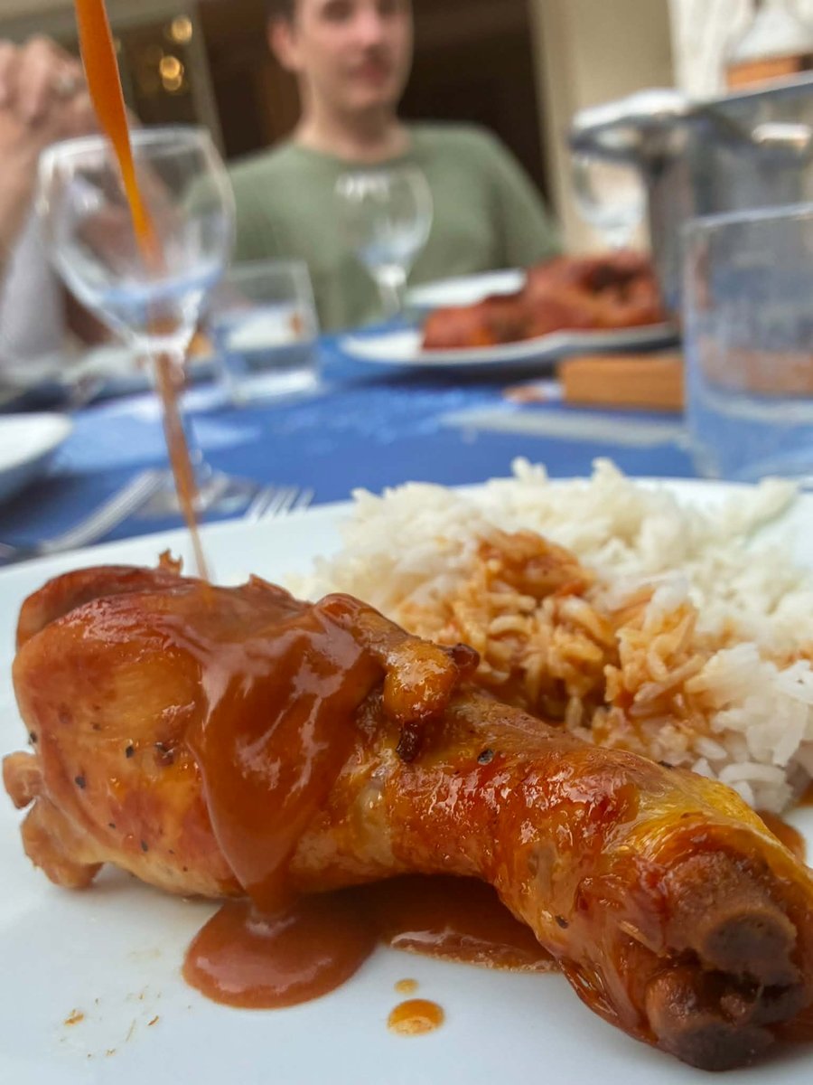 Poulet au caramel de Tokyo, plat complet au bord de la piscine