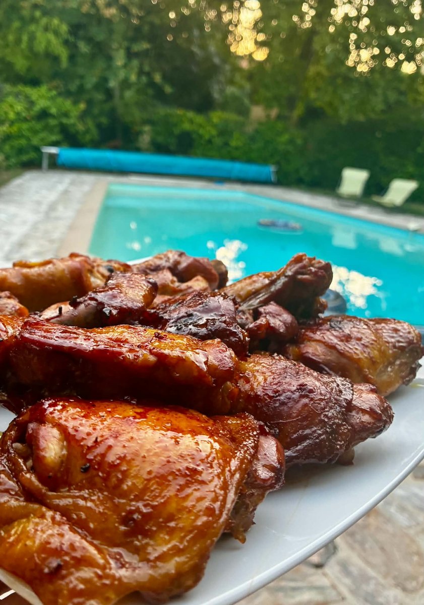 Poulet au caramel de Tokyo servi avec du riz