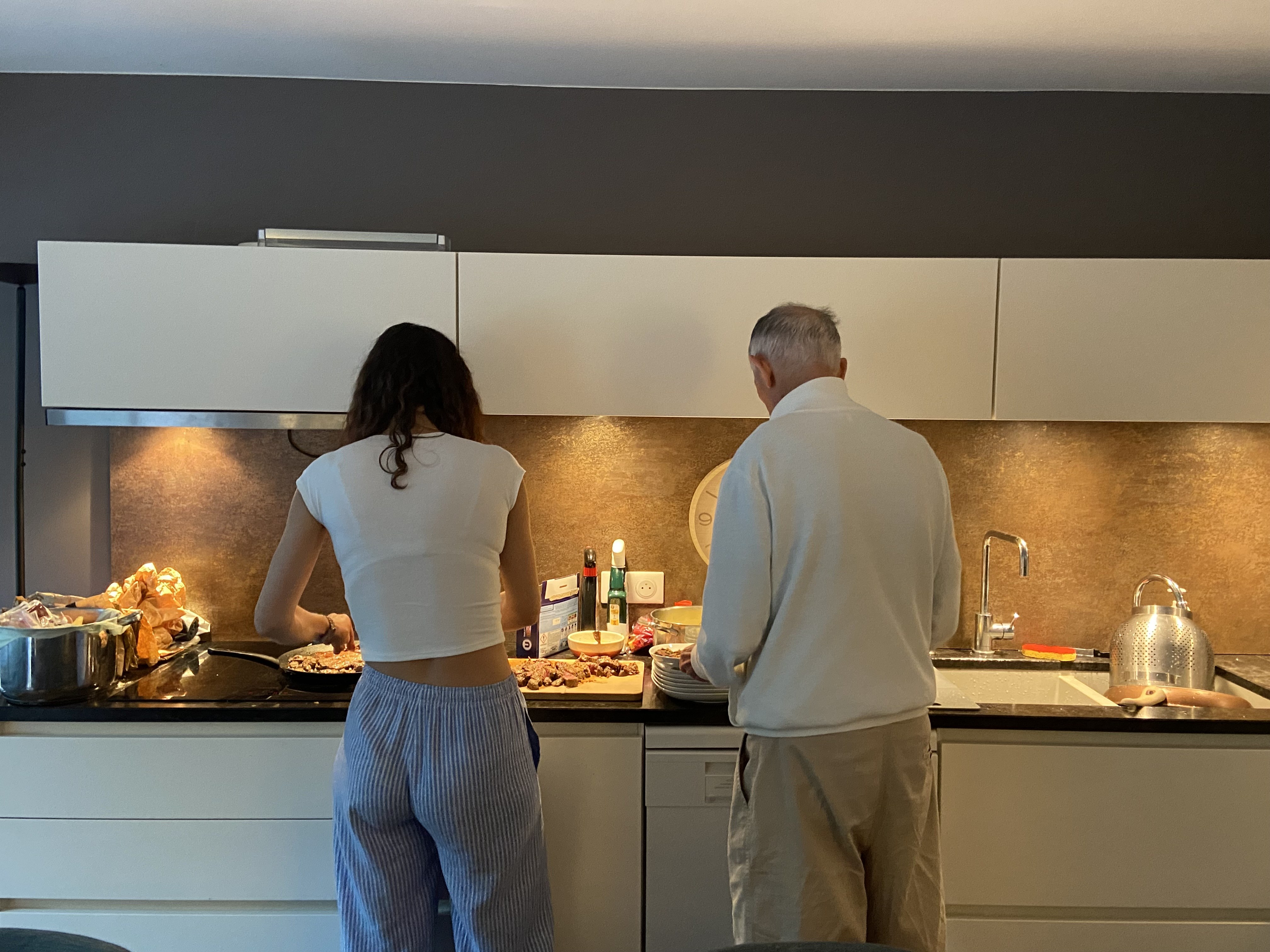 Préparation en cuisine avant le dîner
