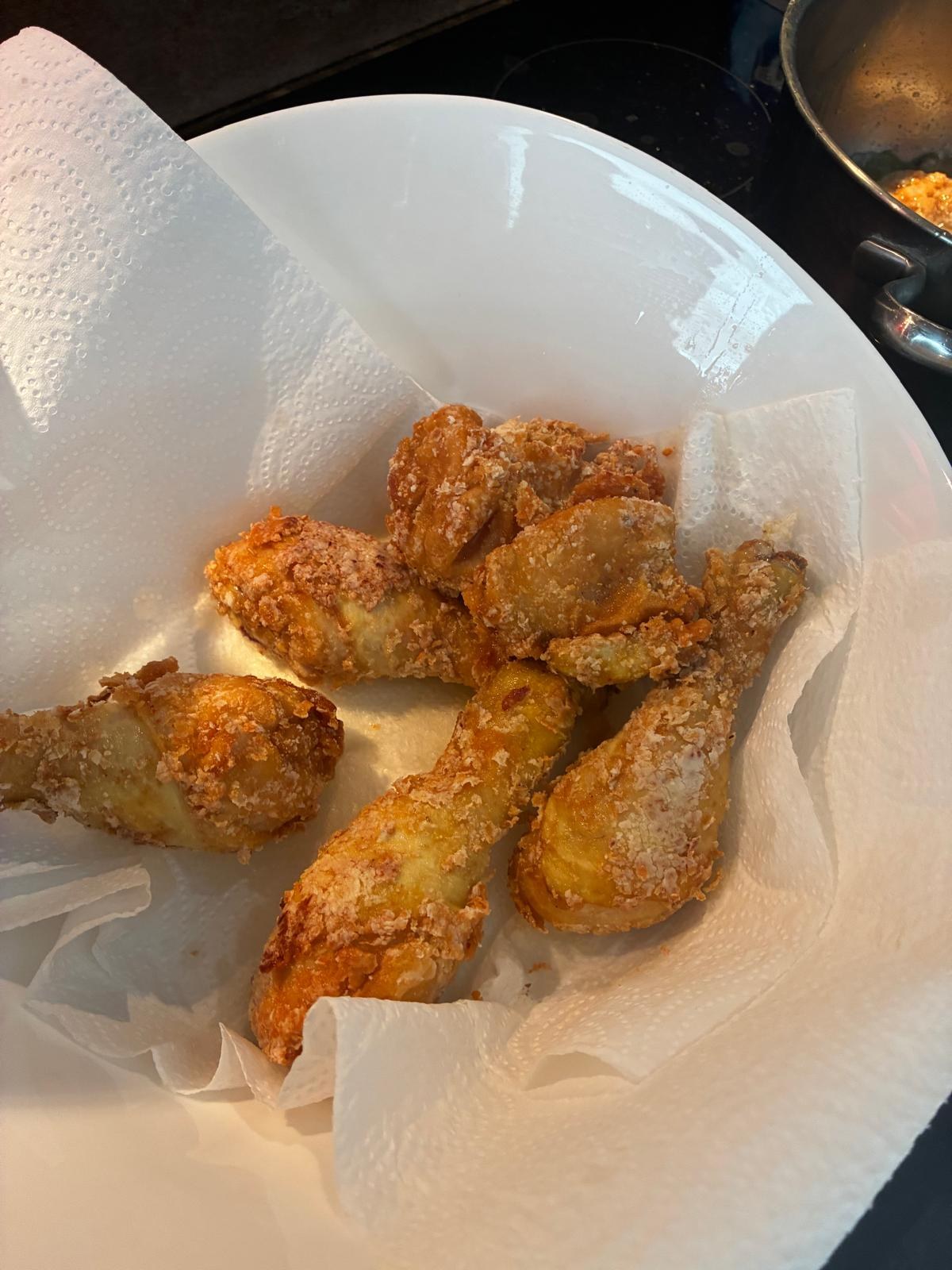 Morceaux de karage frits égouttés