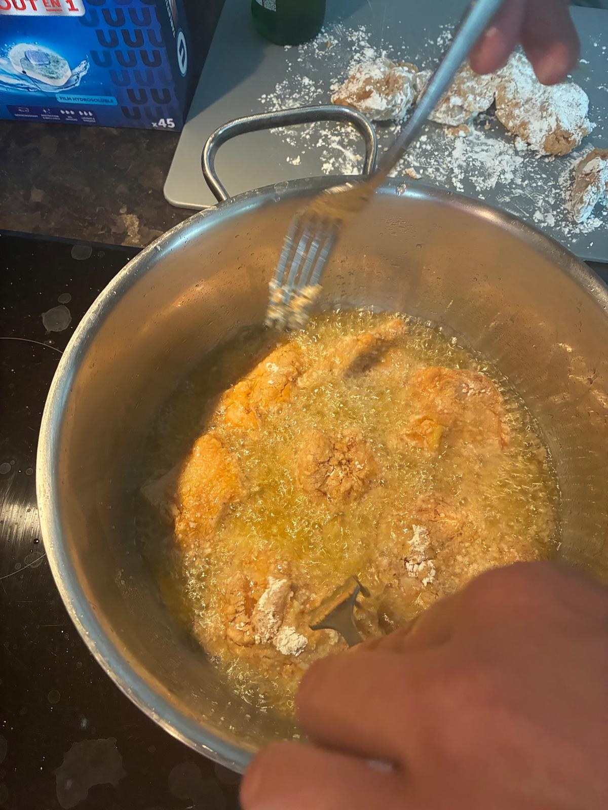 Poulet en train de frire dans l'huile